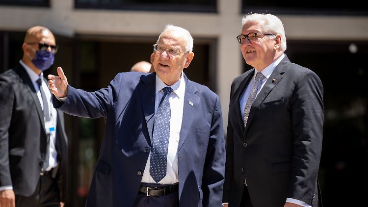 "Lieber Ruvi, deine Amtszeit endet, unsere Freundschaft bleibt", sagte Steinmeier zu seinem israelischen Amtskollegen Rivlin (l.)