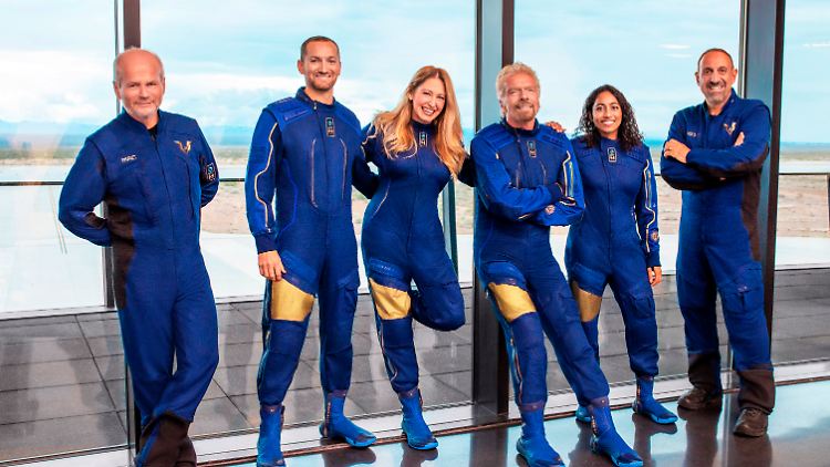 Richard Branson (4. v. l.) und sein Team wollen hoch hinaus.