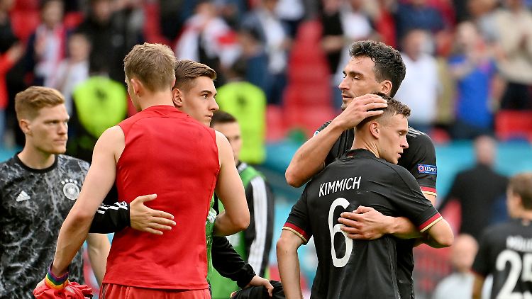 Es war nicht das Turnier der Deutschen: Weltmeister Hummels tröstet Confed-Cup-Sieger Kimmich.