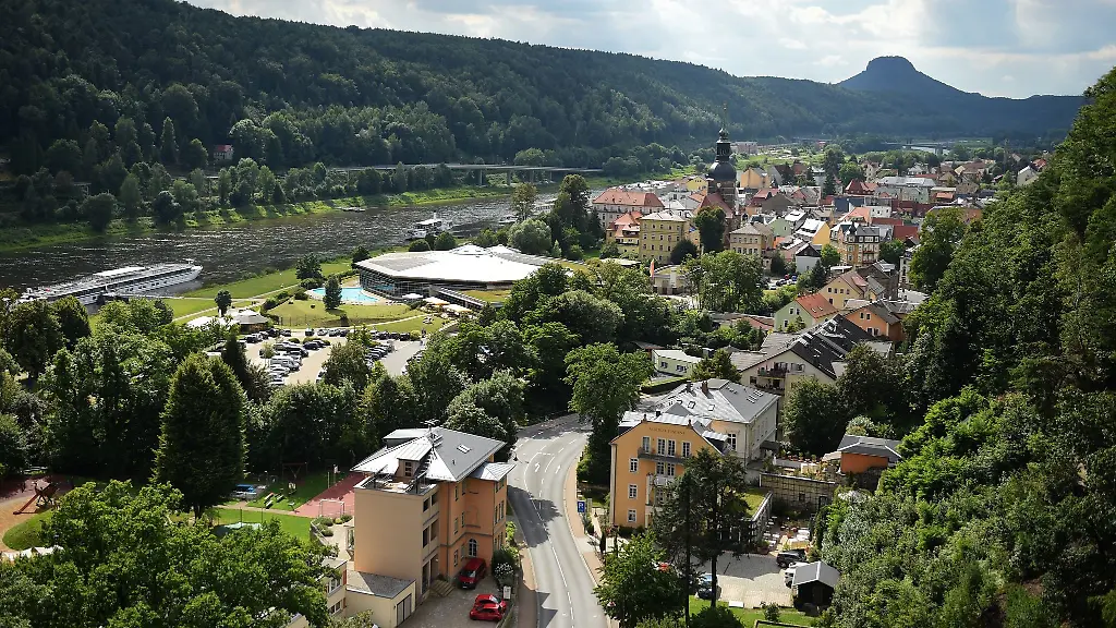 Nach-der-Sperrung-der-Elbbruecke-wird-in-Bad-Schandau-eine-weitere-Spannbetonbruecke-ueberprueft-Archivbild