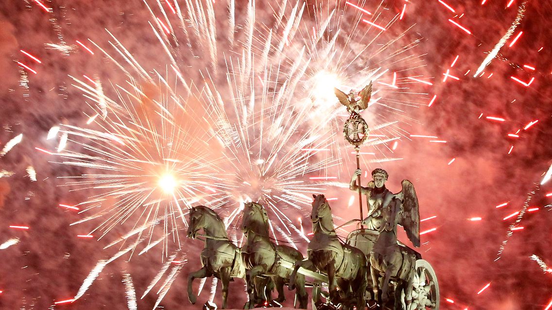 Imposantes Feuerwerk am Brandenburger Tor in Berlin.