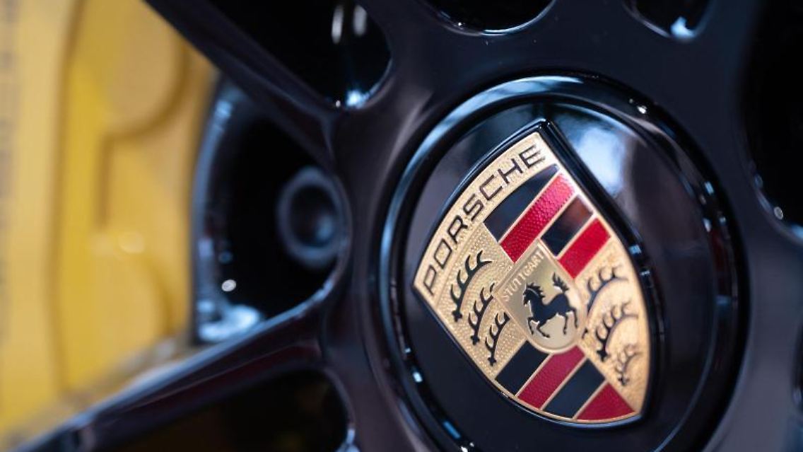 Das Logo des Autobauers Porsche ist auf einer Felge zu sehen. Foto: Sebastian Gollnow/dpa/Archivbild