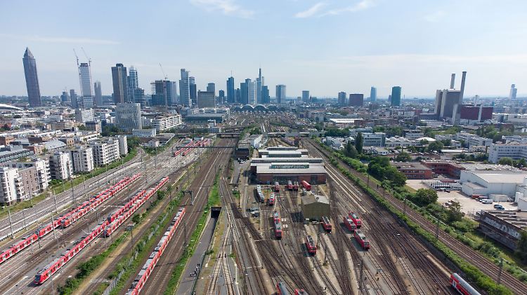 Eine Luftaufnahme vom Frankfurter Hauptbahnhof mit der Skyline der Mainmetropole im Hintergrund,