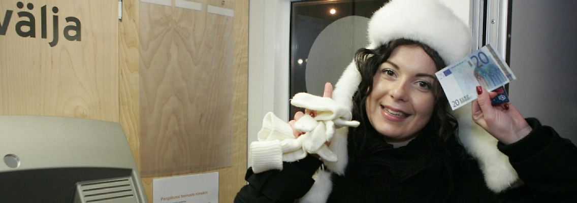 Eine Frau mit der neuen Währung in Tallinn.