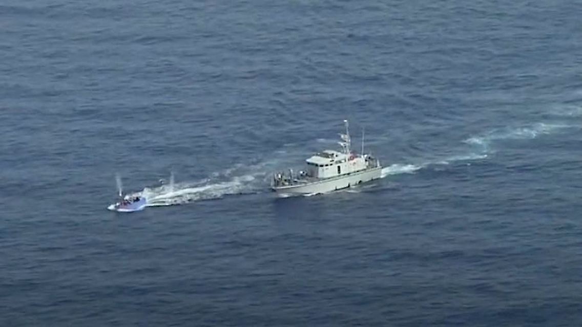 Flüchtlingsboot_beschossen.JPG