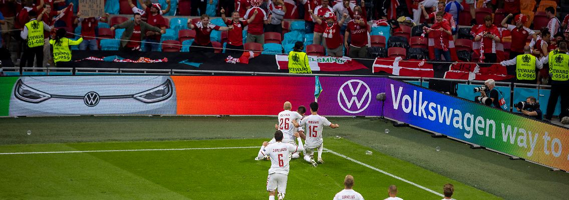Beim Spiel zwischen Wales und Dänemark in Amsterdam war die Werbung kein Problem.