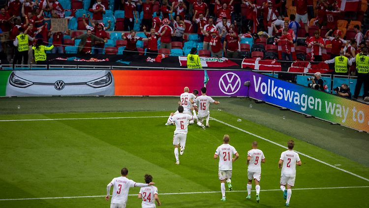 Beim Spiel zwischen Wales und Dänemark in Amsterdam war die Werbung kein Problem. 