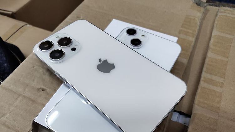 Diese Dummys sollen das Design der iPhone-13-Serie zeigen.