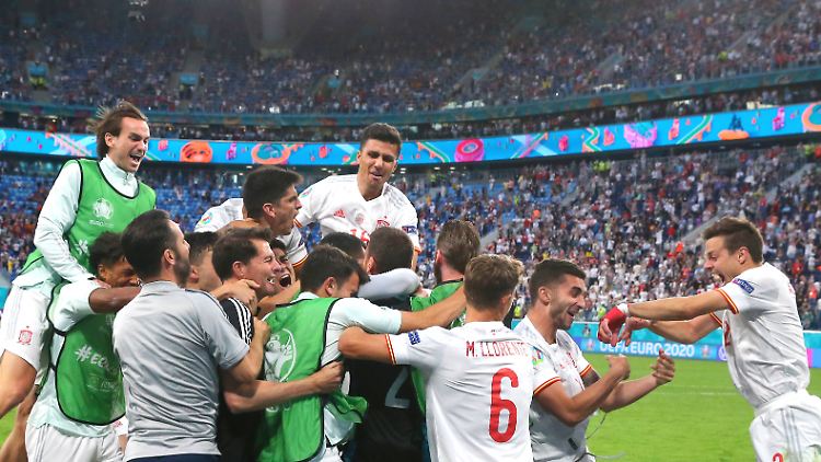 Grenzenloser Jubel: Die spanische Mannschaft feiert ihren Sieg.