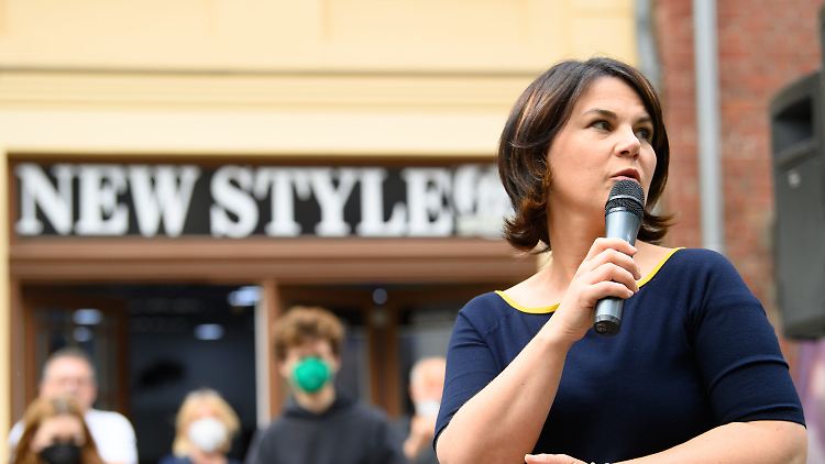 "Rolle rückwärts zur Politik der 90er Jahre" - so beschreibt Baerbock das CDU-Wahlprogramm.