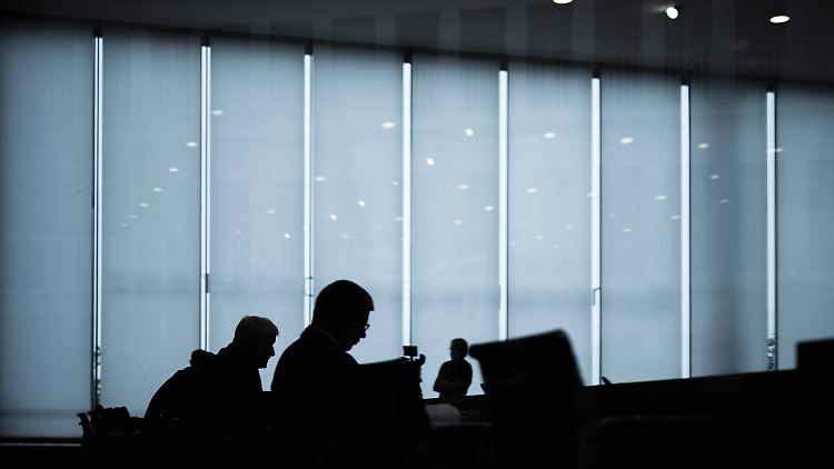 Der betroffene Verfassungsschutzmitarbeiter ist vorsorglich beurlaubt worden.