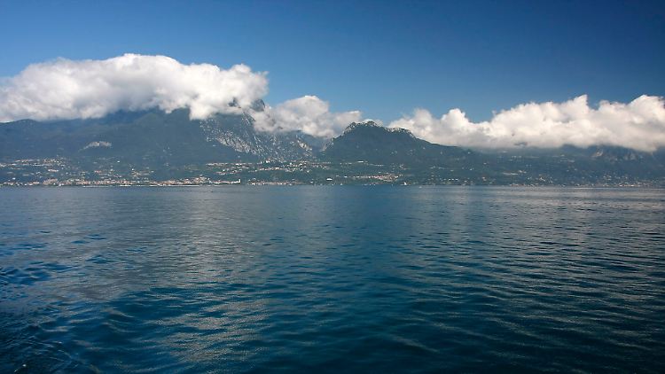 Die beiden Verdächtigen waren nachts in einem Motorboot auf dem Gardasee unterwegs.
