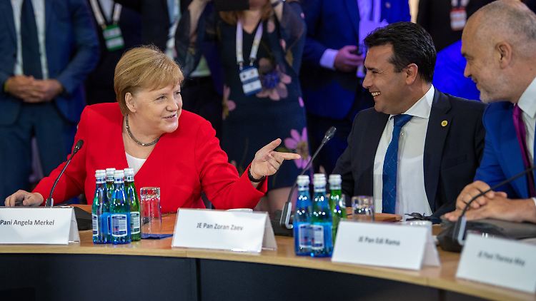 Angela Merkel beim Westbalkangipfel 2019 mit den Ministerpräsidenten von Nordmazedonien und Albanien, Zoran Zaev und Edi Rama (r.).