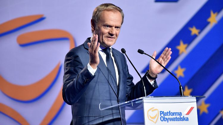 "Heute regiert das Böse in Polen", sagte er. "Und wenn du das Böse siehst, kämpfe dagegen und frage nicht nach weiteren Gründen", sagte Tusk bei seiner Rückkehr an die Spitze der Liberalkonservativen.