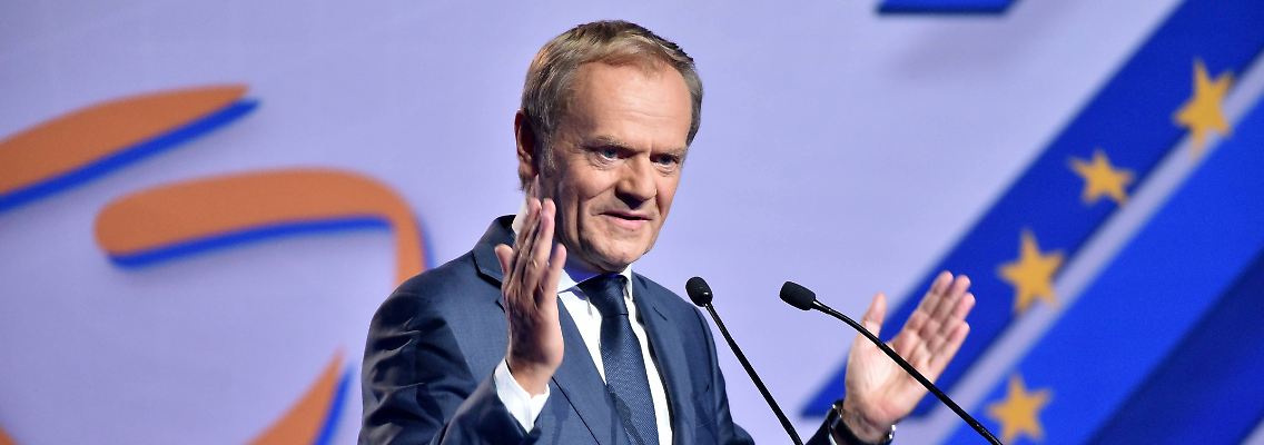 "Heute regiert das Böse in Polen", sagte er. "Und wenn du das Böse siehst, kämpfe dagegen und frage nicht nach weiteren Gründen", sagte Tusk bei seiner Rückkehr an die Spitze der Liberalkonservativen.