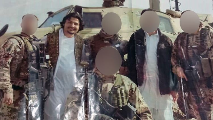 Erinnerung an die Arbeit für die Bundeswehr: Ahmad Jawid Sultani (unverpixelt) mit Soldaten und einem weiteren Helfer.