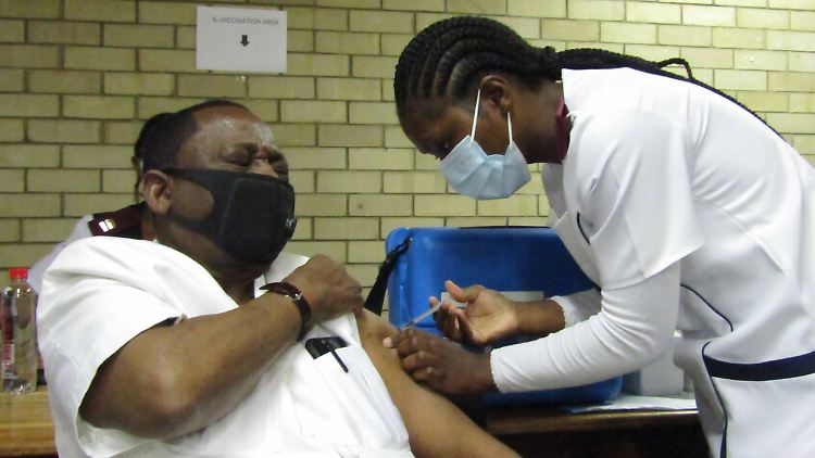 Der namibische Gesundheitsminister Kalumbi Shangula bei seiner Impfung im April.