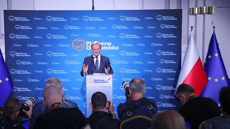 Persönlich und politisch umgibt Tusk, der in seiner Regierungszeit etwa das Rentenalter heraufsetzte, eine Aura der sozialen Kälte.