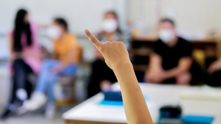 "Es ist vollkommen klar, was dringend zu tun ist." Nicht nur FDP-Politikerin Suding fordert, die Schulen jetzt mit besseren Hygienekonzepten, Luftreinigern und Lolli-Tests auszustatten.