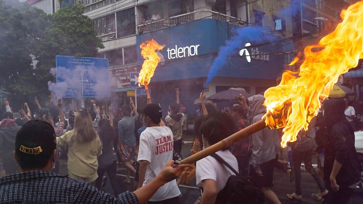 Seit dem Militärputsch riskieren Menschen in Myanmar immer wieder ihr Leben bei Demonstrationen. Bei neuen Zusammenstößen soll die Militärjunta mindestens 25 Zivilisten getötet haben.