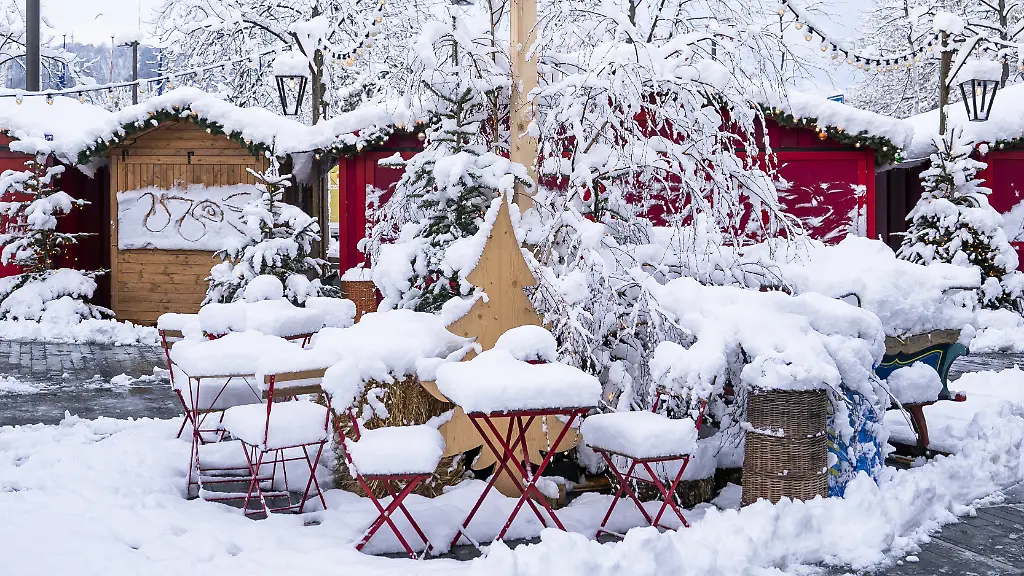 Ein-geschlossener-Weihnachtsmarkt-in-winterlichem-Weiss