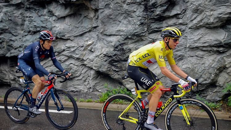 Auch Richard Carapaz aus Ecuador kann am Berg nicht mit Pogacar (Gelbes Trikot) mithalten.