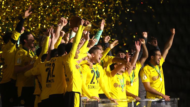 Titelverteidiger Borussia Dortmund muss zum SV Wehen-Wiesbaden. 
