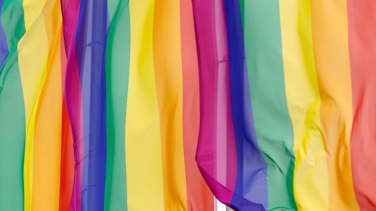Nach heftiger Kritik hat eine russische Supermarktkette eine Werbung mit einer LGBTIQ-Familie zurückgezogen.