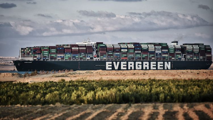 Das Containerschiff "Ever Given" darf ablegen - die Aufschrift "Evergreen" bezeichnet den Schiffstyp.