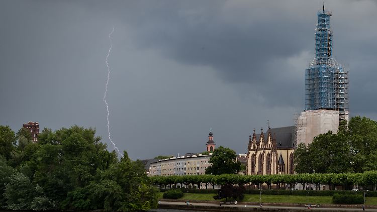 Der Blitz bahnt sich über Frankfurt am Main durch die Wolken seinen Weg.