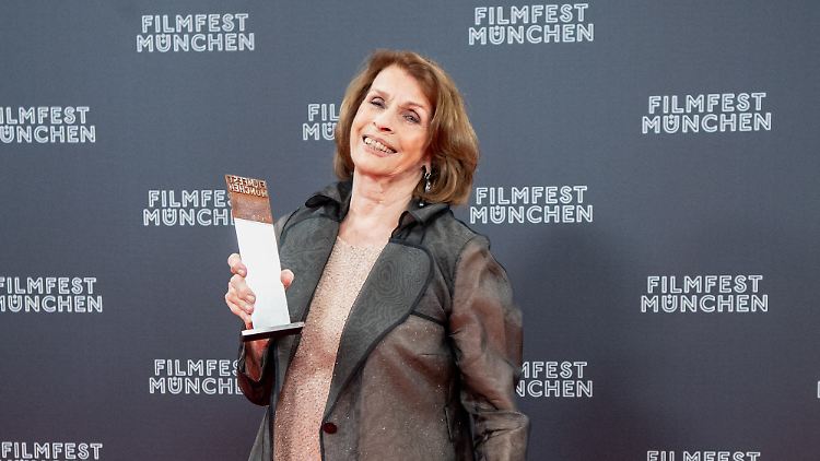 Der Preis war das eine, das Ständchen der Zuschauer das andere für Senta Berger.