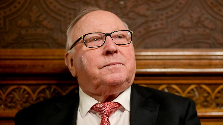 Uwe Seeler hat mit seinem Protest Erfolg.