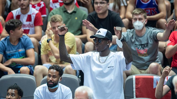 Hat vom Anfeuern genug: Dennis Schröder will der deutsche Nationalmannschaft auf dem Parkett helfen.