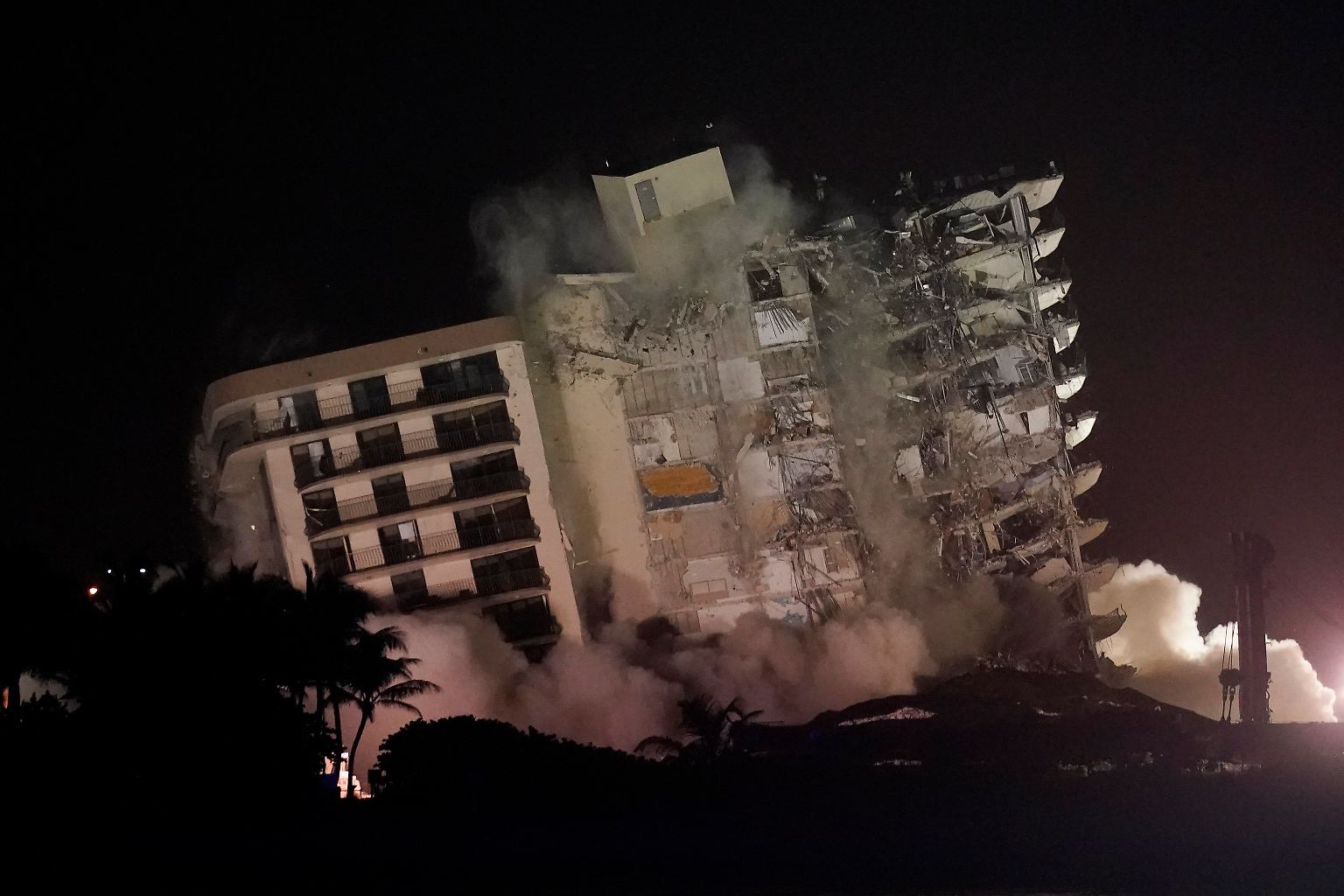 Elf Tage nach dem Teileinsturz eines Hochhauses in Miami ist die Ruine am späten Sonntagabend (Ortszeit) kontrolliert gesprengt worden.