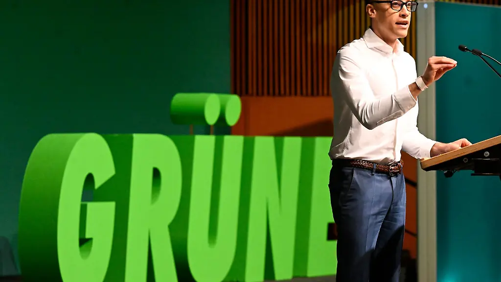 Der-nordrhein-westfaelische-Gruenen-Chef-Tim-Achtermeyer-will-auf-der-umstrittenen-Plattform-X-bleiben