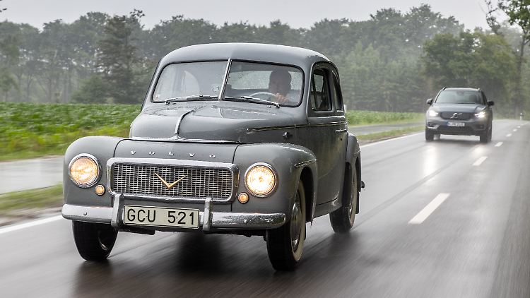 Der Volvo PV 444 wurde 1957 gebaut - optisch sind die Gemeinsamkeiten zum schwedischen Verwandten XC 40 eher klein.