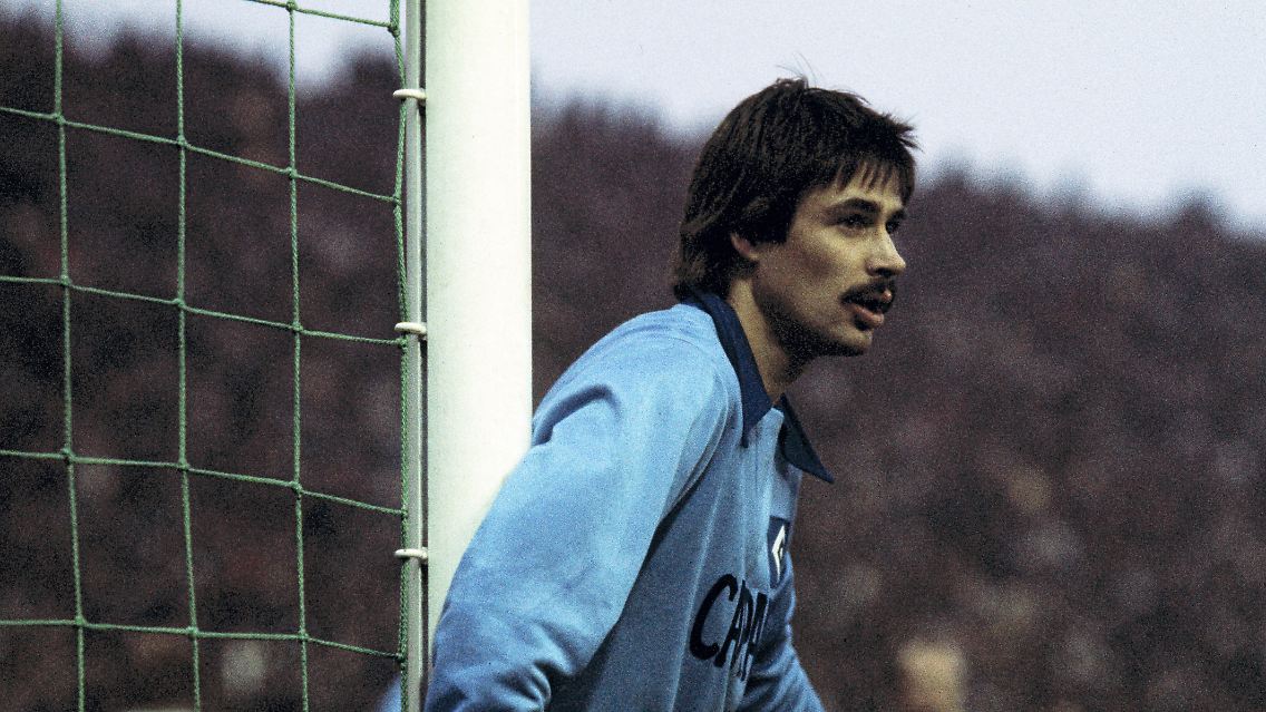 Hans-Jürgen "Ditschi" Ripp verteidigt in der Saison 1975/76 gegen Gladbach.