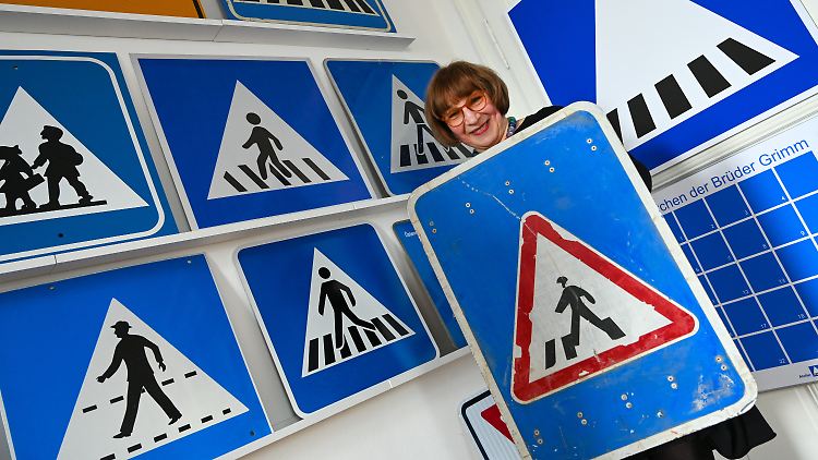 Doris Gutermuth zeigt eines ihrer Highlights: ein Zebrastreifenschild aus Afghanistan. 