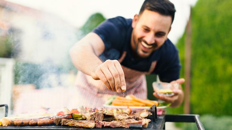 Grillmatte, Pflegespray und Co.: Mit diesem Zubehör gelingt der nächste Grillabend.