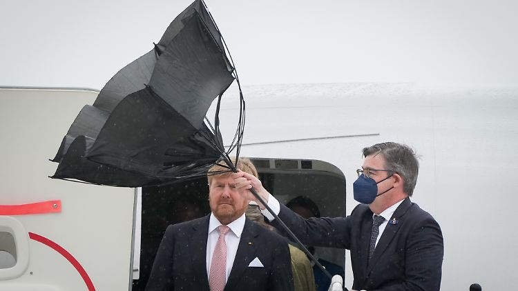 Der Schirm wollte bei der Ankunft von Willem-Alexander und Máxima nicht so recht mitspielen.