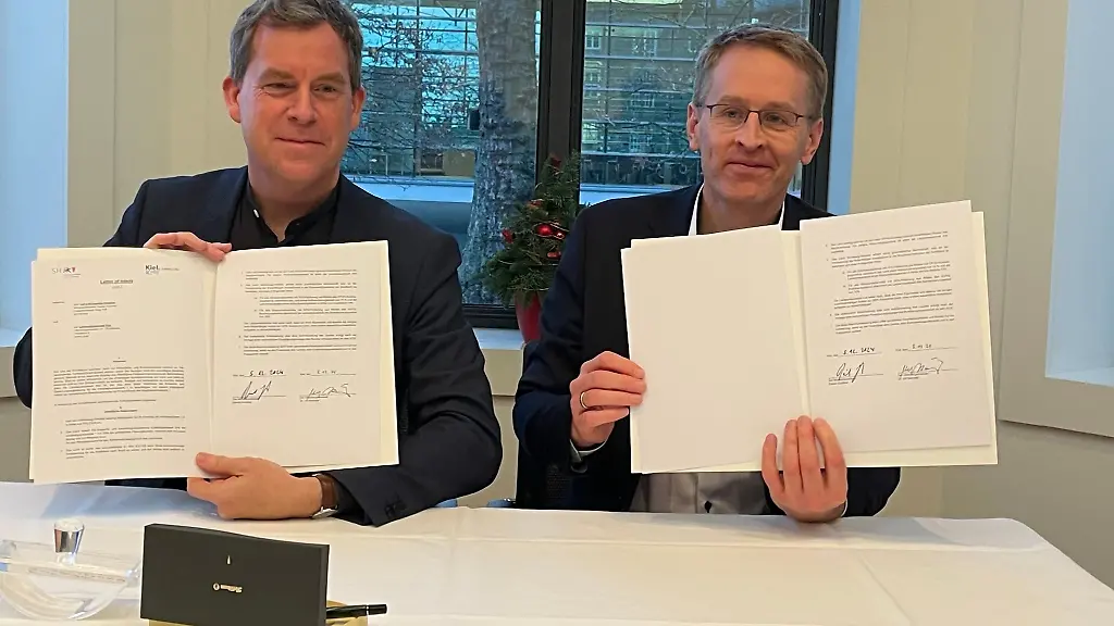 Ulf-Kaempfer-links-und-Daniel-Guenther-rechts-wollen-sich-fuer-die-Stadtbahn-in-Kiel-einsetzen