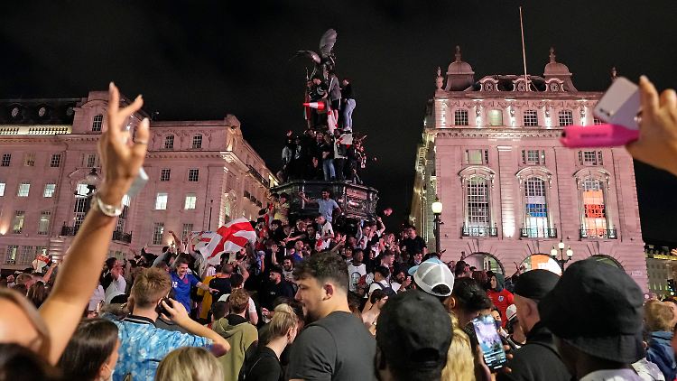 Feiernde Fußball-Fans am Piccadilly Circus in London: Angesichts der Delta-Variante kommen manchem Beobachter Zweifel, ob das eine gute Idee ist.