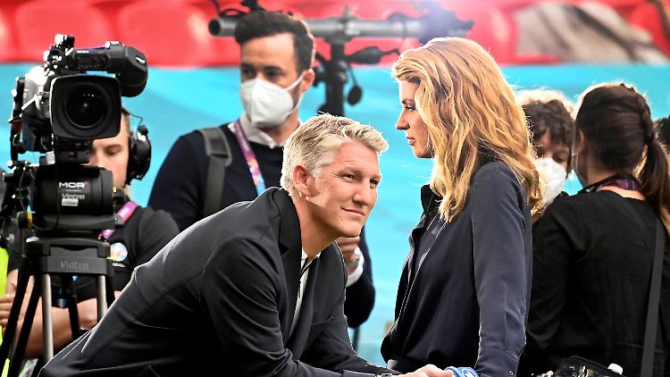 Bastian Schweinsteiger und Jessy Wellmer während einer Übertragung.