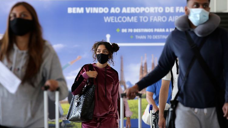 Reisende am Flughafen Faro: Portugal wurde kürzlich zum Virusvariantengebiet erklärt.