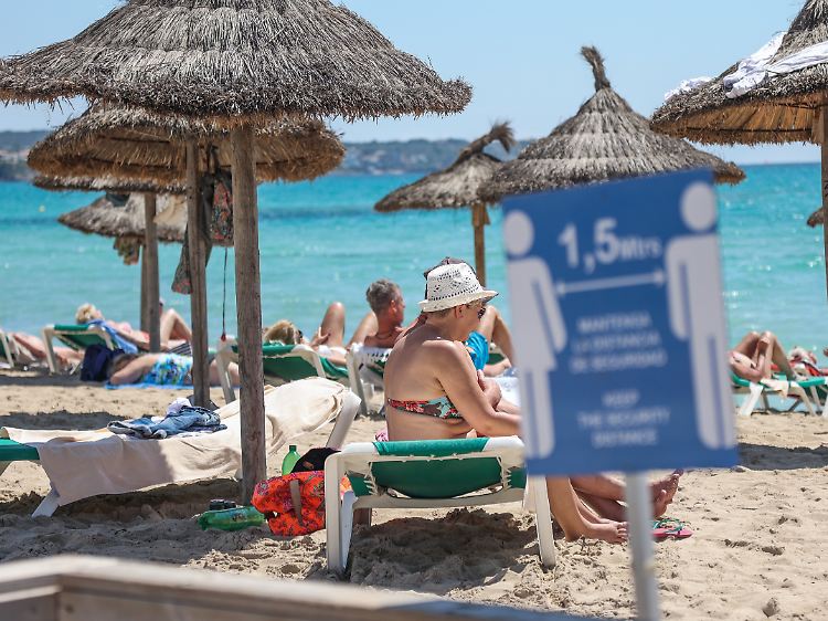 Schneller als erwartet verbreitet sich derzeit die Delta-Variante des Coronavirus in Europa und mit ihr die Sorge vor neuen Einschränkungen für Urlauber.