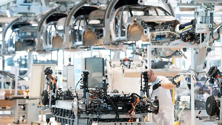 Alle deutschen Autohersteller lassen aufgrund des Chipmangels zeitweise die Produktion ruhen.