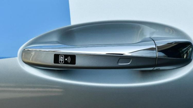 Auf dem Türgriff weist ein Symbol auf das schlüssellose Zugangsystem Keyless-Go hin.