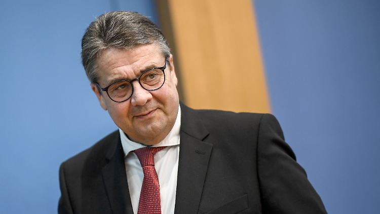 Sigmar Gabriel stärkt Annalena Baerbock den Rücken. 