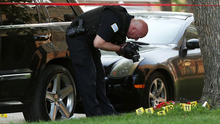Ein Polizist macht Fotos nach einer Schießerei in Chicago.