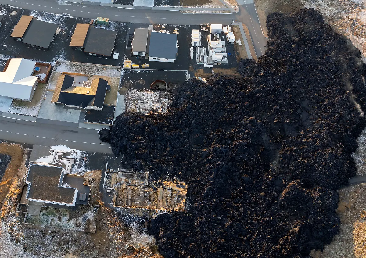 2024-01-17T135152Z-1874560826-RC2NJ5A3AC6G-RTRMADP-3-ICELAND-VOLCANO